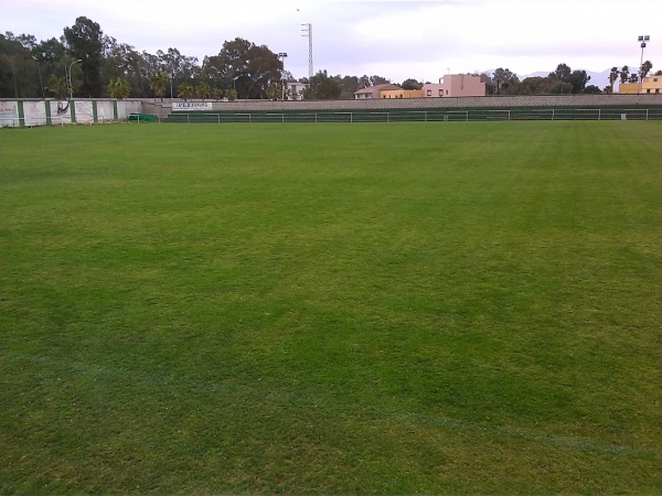 El Ayuntamiento renueva las redes perimetrales del campo de fútbol de Palmones