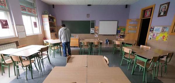 La Junta de Andalucía prepara una vuelta a las aulas “presencial, segura y responsable”