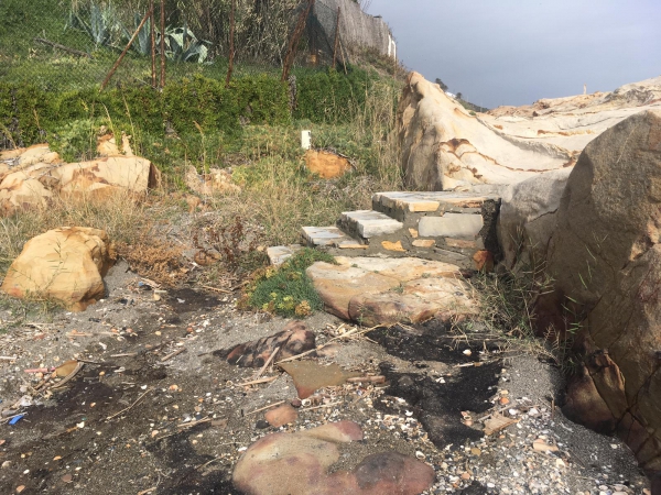 Verdemar Ecologistas en Acción denuncia un vertido de hidrocarburos  producido en la playa de la Chullera entre Manilva y San Roque