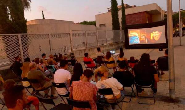 Vecinos de Puente Romano piden que se incluya a la barriada en el ciclo de cine de verano