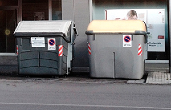 La Policía Local de La Línea formula denuncias contra vecinos por depositar la basura fuera de los contenedores