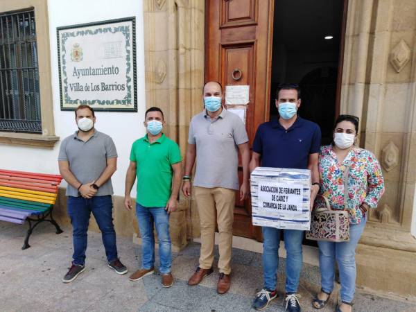 El Ayuntamiento de Los Barrios recibe la donación de 1.000 mascarillas de la Asociación de Feriantes de Cádiz