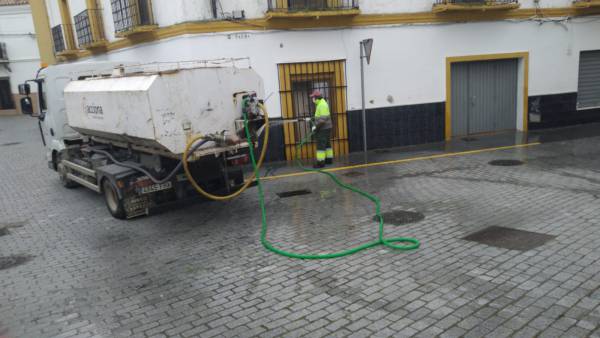 El Ayuntamiento  de Los Barrios continúa una semana más con la limpieza y desinfección en calles y zonas &quot;sensibles&quot;