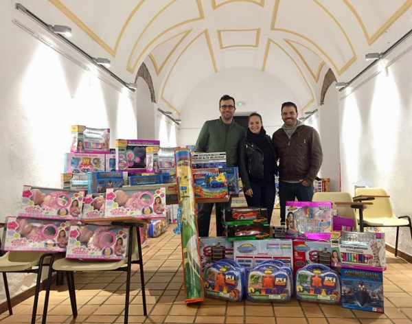 La asociación Tres Catorce entrega 50 juguetes a Asuntos Sociales de Los Barrios para la campaña ‘Un juguete, una sonrisa’