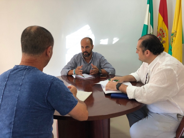 Alconchel inicia los trámites para mejorar el contrato de limpieza viaria en Los Barrios