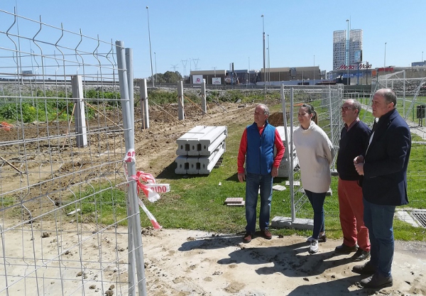 El alcalde supervisa el inicio de las obras de reconstrucción del muro del campo de fútbol de Los Cortijillos