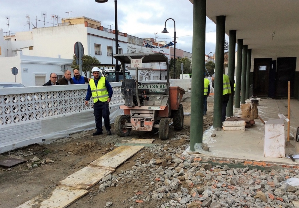 Romero supervisa los trabajos de pavimentación del patio de acceso al colegio Guadalupe de Palmones