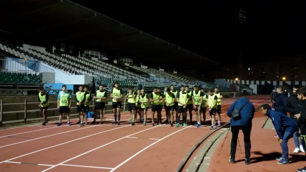 Cincuenta candidatos árbitros de fútbol de varias categorías realizan las pruebas físicas en el estadio municipal