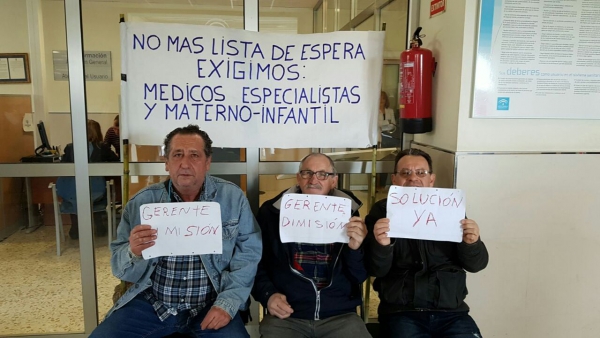 Usuarios de la sanidad pública protagonizan una sentada reivindicativa en el hospital Punta Europa en protesta por las listas de espera