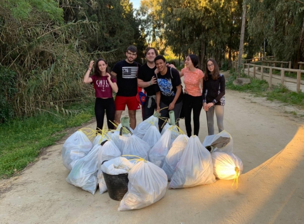 Marea Joven Los Barrios se suma al nuevo challenge y recogen 20 bolsas de basura