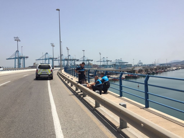 La Policía Portuaria de Algeciras salva la vida a una persona que intenta arrojarse por el puente del Puerto