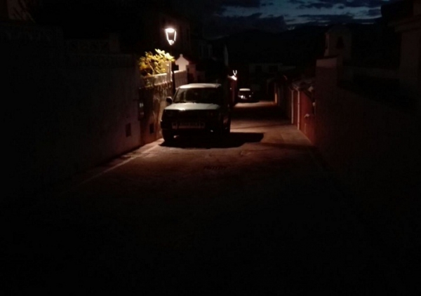 Los Barrios Sí Se Puede denuncia la falta de iluminación en la calle los Quejigos en Santa Rosa