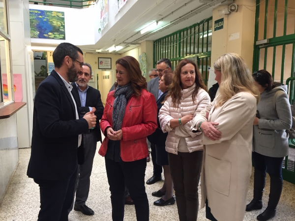 El alcalde, Juan Franco, y la concejal de Educación, Rosa López, acompañan a la consejera de Educación, Sonia Gaya, en su visita al instituto Antonio Machado