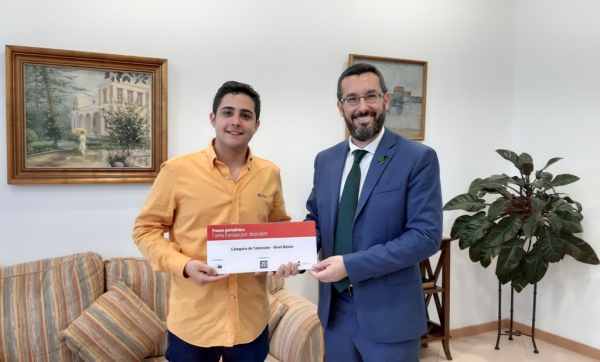 El alcalde ha recibido al comunicador linense, Rubén García, recientemente galardonado con el premio “Tanta Europa por descubrir”