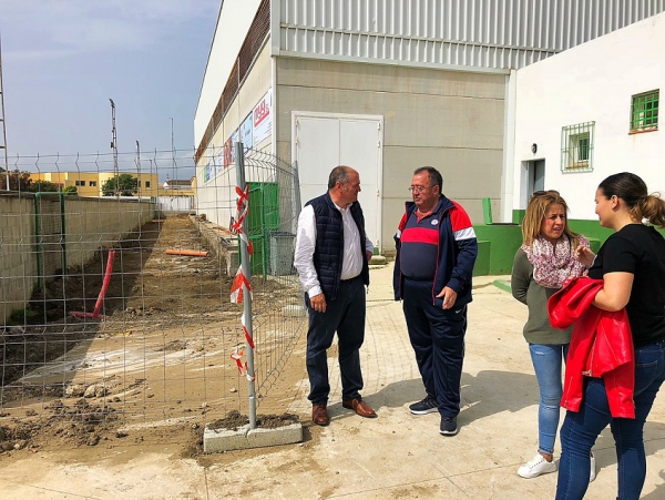 La reparación del muro perimetral del campo de fútbol de Los Cortijillos, en su fase final