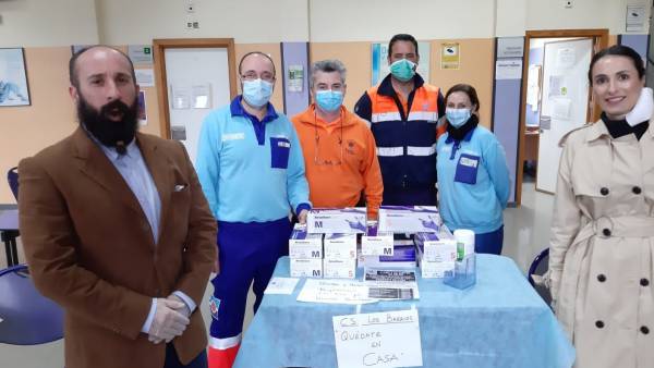 Voluntarios de VOX Los Barrios donan 2000 guantes a los profesionales sanitarios de la localidad