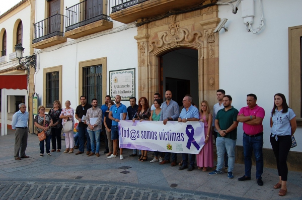 La Corporación del Ayuntamiento de Los Barrios guarda un minuto de silencio contra la violencia de género