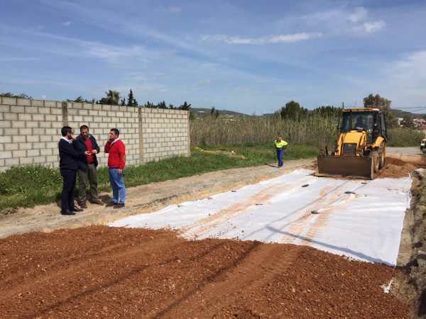 El alcalde supervisa las obras de remodelación en el camino de Estepona