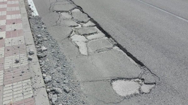 Podemos exige al Ayuntamiento que busque soluciones al deterioro de la carretera de acceso a Los Barrios