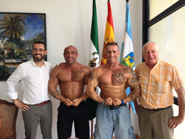 El alcalde recibe a los campeones de culturismo linense Víctor Crespo y Alberto Machado