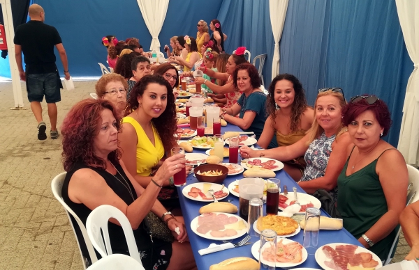 Un centenar de mujeres disfrutan de una jornada de convivencia en la Feria de Palmones