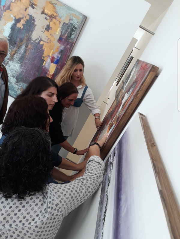 Personas invidentes visitan la exposición pictórica de Maral Rios en la sala temporal del Museo Cruz Herrera