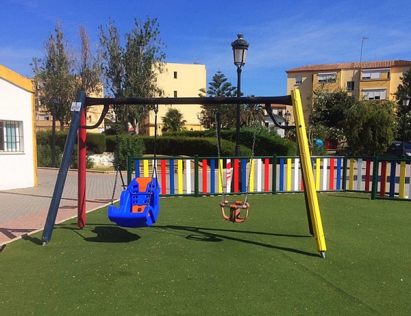 El Parque de La Cigüeña y el de Palmones cuenta ya con un columpio adaptado para niños con movilidad reducida