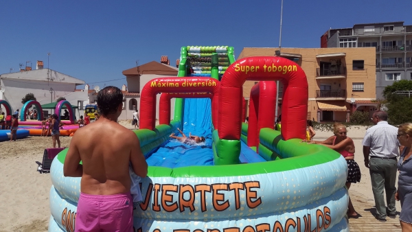 Los niños de la playa de Palmones disfrutan de una gran fiesta acuática