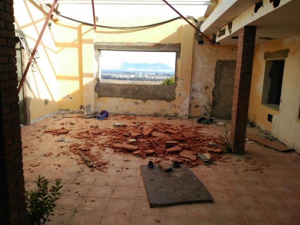 Los Barrios Sí Se Puede recuerda que tres años después, la nueva sede de la policia local está en ruinas