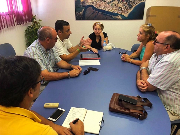 Gil y Gómez explican a la Asociación de Vecinos ‘Bahía de Palmones’ el nuevo proyecto de reforma integral del parque junto al paseo marítimo