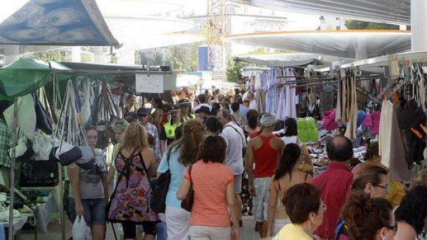 El mercadillo de los sábados se traslada a la avenida doña Rosa debido a la instalación de casetas para la feria