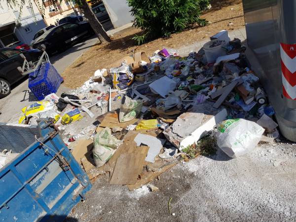 Limpieza y Mantenimiento Urbano de La Línea  coordinan trabajos para la recogida de escombros depositados de forma incívica en la vía pública