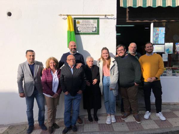 La frutería Martínez Santos recibe el reconocimiento del Ayuntamiento por sus más de 50 años al servicio de los vecinos de Los Barrios