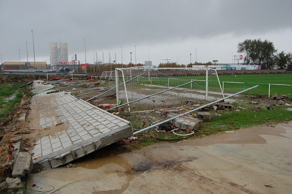 El Ayuntamiento de Los Barrios saca a licitación la reconstrucción del muro derruido del campo de fútbol de Los Cortijillos