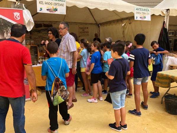 Los escolares de Los Barrios, protagonistas en la I Feria de Turismo y Aventuras