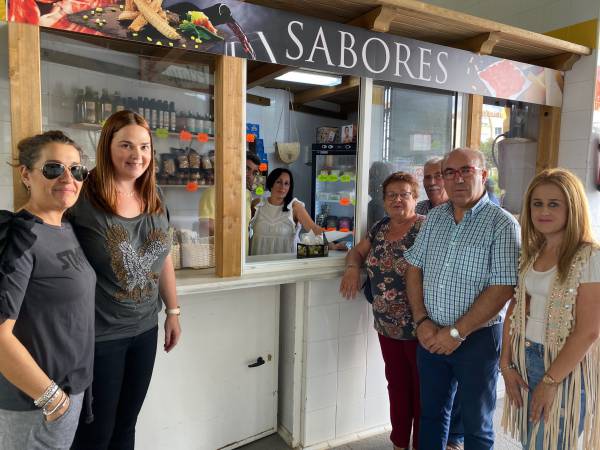 Gómez y Domínguez asisten a la apertura al público de una tienda de productos delicatessen en el mercado de abastos de Los Barrios