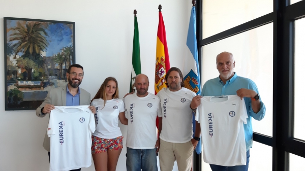 El alcalde de La Línea recibe al equipo del Club Náutico que participará en el Campeonato del Mundo de J80