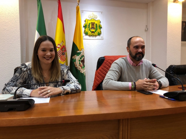 Alconchel y Lobato presentan el plan de ayuda municipal envales de alimentos para familias necesitadas del municipio