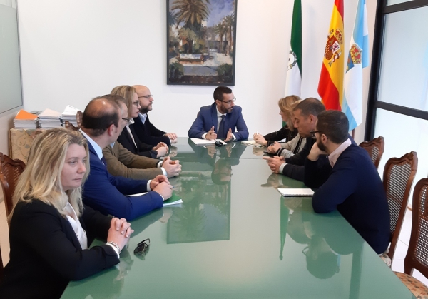 La delegada del Gobierno de la Junta en Cádiz traslada al alcalde de La Línea el compromiso del ejecutivo andaluz para resolver los problemas de la ciudad