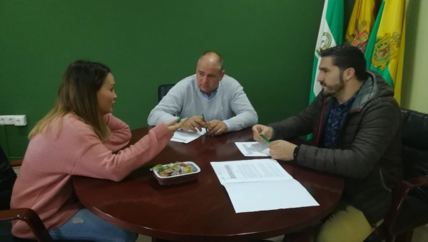Romero y Lobato firman un convenio con el club natación de Los Barrios para el uso de la piscina municipal cubierta
