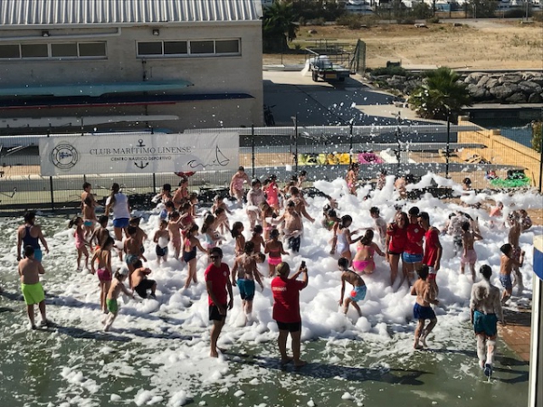 El campamento de verano de la Casa de la Juventud celebra “la fiesta de la espuma” en el Club Marítimo Linense