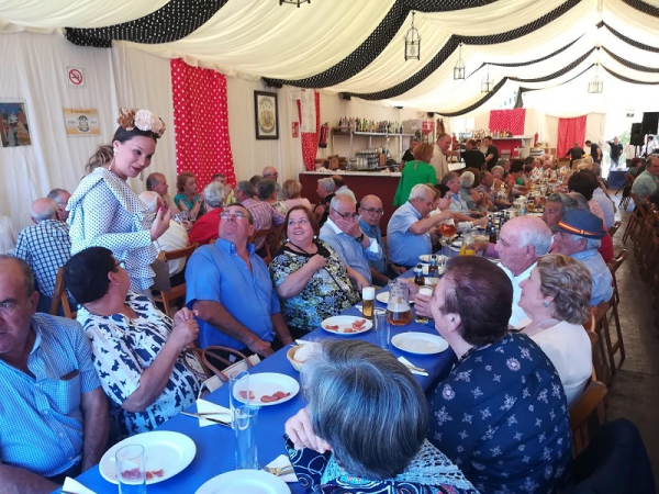 Los mayores celebran su tradicional almuerzo de Feria en cuatro casetas del ferial