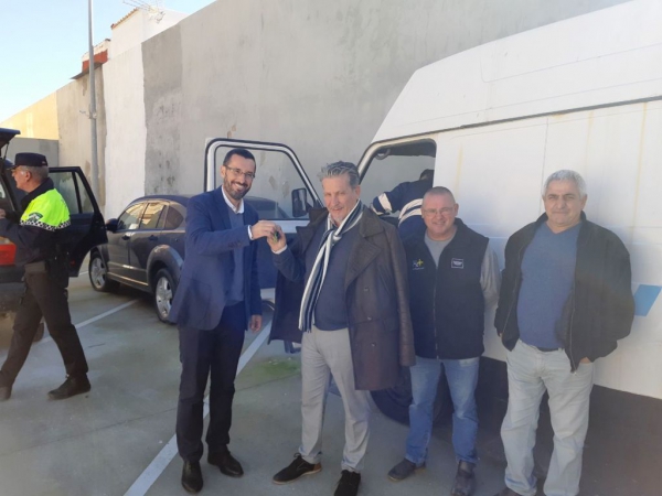 El Ayuntamiento de La Línea dona una furgoneta a la asociación Alatim