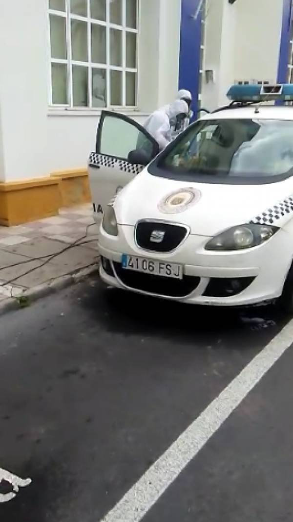 El Ayuntamiento de Los Barrios desinfecta todos los vehículos del parque móvil municipal para hacer frente al coronavirus