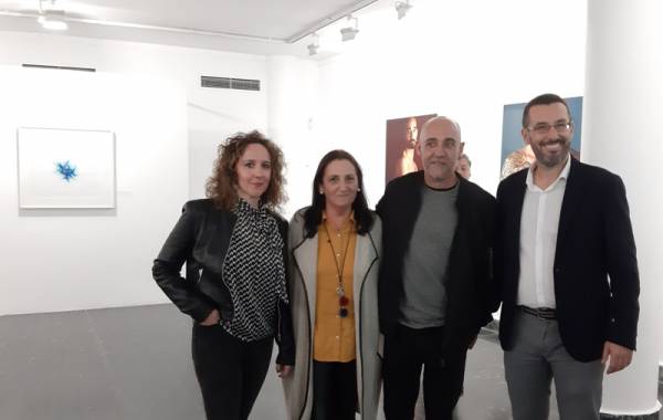 Inaugurada en la  Galería Manolo Alés la exposición de Javier Velasco, ‘Raíces’, con obras donadas al municipio linense