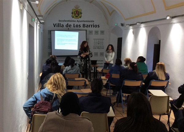 La delegada de empleo de Los Barrios Isabel Calvente da la bienvenida a los 29 trabajadores contratados dentro del Plan de Inclusión Social