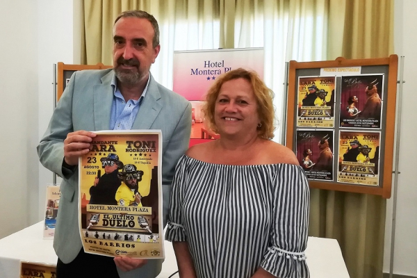 Roldán presenta el cartel del espectáculo ‘El último duelo’ del Comandante Lara y Toni Rodríguez en el Hotel Montera Plaza