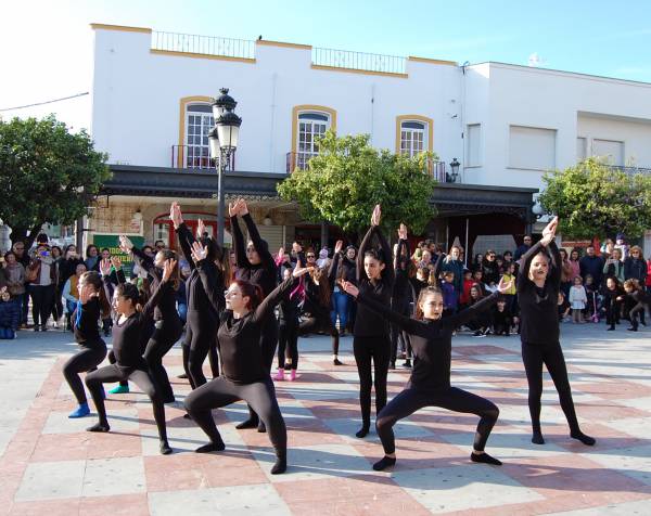 Espectacular flashmob de la Academia de Danza Expresarte en El Paseo de Los Barrios