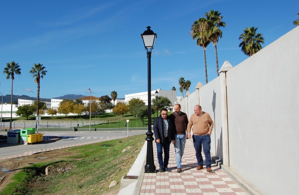 Romero visita la nueva instalación de puntos de alumbrado público en la calle trasera del estadio San Rafael