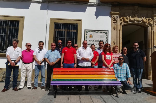 El Ayuntamiento de Los Barrios celebra el Día del Orgullo LGBTI con la lectura de un manifiesto y la muestra de un banco con los colores arcoíris